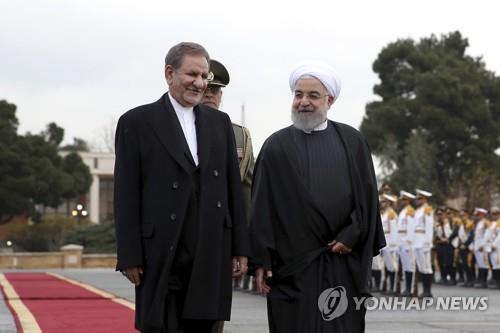 지난해 12월 하산 로하니 이란 대통령(우)과 함께 선 에샤크 자한기리 수석부통령 [AP=연합뉴스 자료사진]