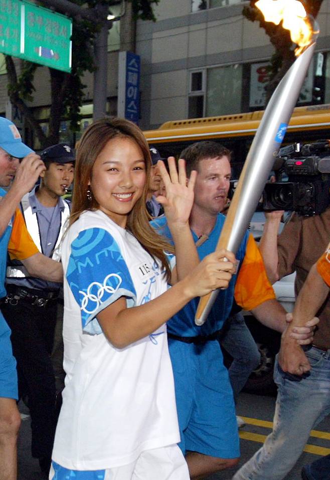 2004년 올림픽 역사상 최초로 해외봉송에 나선 아테네 올림픽의 성화주자로 나선 이효리