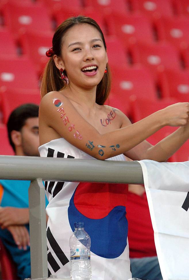 2004년 아테네 올림픽 축구 예선전 한국과 멕시코와의 경기에서 태극기를 두르고 응원에 나선 이효리