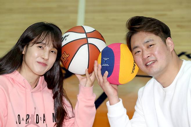 김단비와 유병진은 각각 농구공과 수구공을 들고 포즈를 취했다. 인터뷰 경험이 많은 김단비가 사진촬영에서 예비남편을 잘 리드했다. 최정동 기자