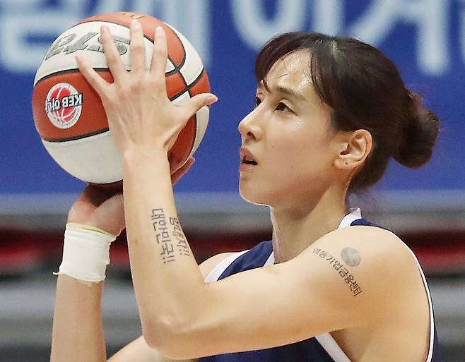 김단비는 팔뚝에 힘내자 대한민국이라고 일회용 문신을 새겼다. [연합뉴스]