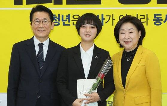 정의당 비례대표 1번에 선출된 류호정 당 IT산업노동특별위원장(가운데)이 지난 8일 국회에서 열린 '21대 국회의원선거 정의당 비례대표후보 선출보고회'에서 심상정 대표(오른쪽), 윤소하 원내대표와 함께 기념촬영하고 있다. [연합뉴스]