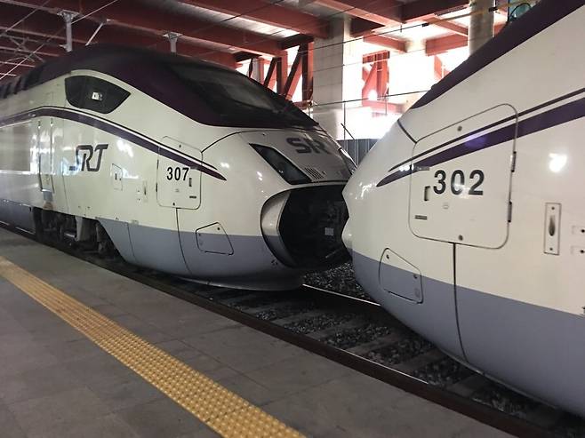 SRT도 승객이 몰리는 시간대에는 중련으로 운행한다. [사진 SR]