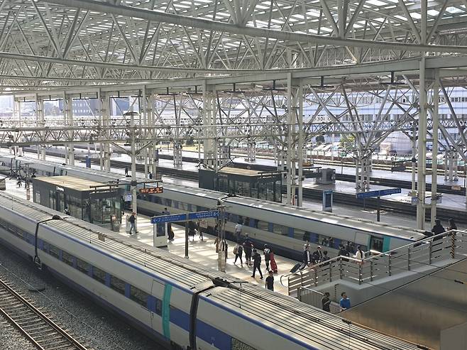 일반 KTX를 중련하면 길이가 780m에 달해 승강장 길이를 훨씬 초과하게 된다. [중앙포토]