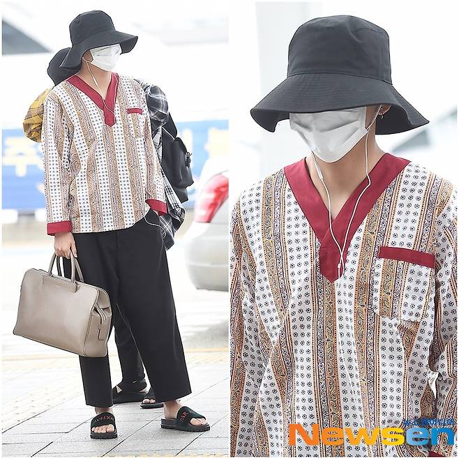 2017년 8월 18일 인천공항 출국, 벙거지 모자와도 잘 매칭된 V넥 셔츠.