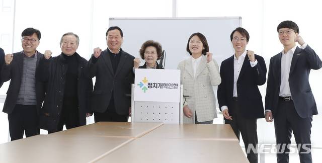 [서울=뉴시스]최진석 기자 = 6일 오후 서울 종로구 정치개혁연합(준) 중앙당사에서 열린 미래당-정치개혁연합(준) 대표단 간담회에 참석한 미래당 대표단과 정치개혁연합 대표단이 기념촬영을 하고 있다. 왼쪽부터 하승수 정치개혁연합 집행위원장, 조성우, 류종열, 신필균 공동창당준비위원장, 김소희, 오태양 미래당 공동대표, 우인철 대변인. 2020.03.06. yjs@newsis.com