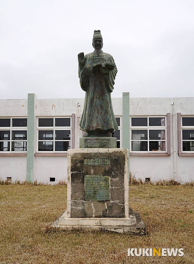 과거 국민학교 교정엔 세종대왕과 이순신 장군의 동상은 어느 곳에서나 볼 수 있었다.