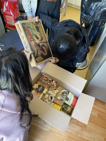 상자가 열렸다. 아침부터 모은 정성들이 가득 담겼다./사진=남형도 기자