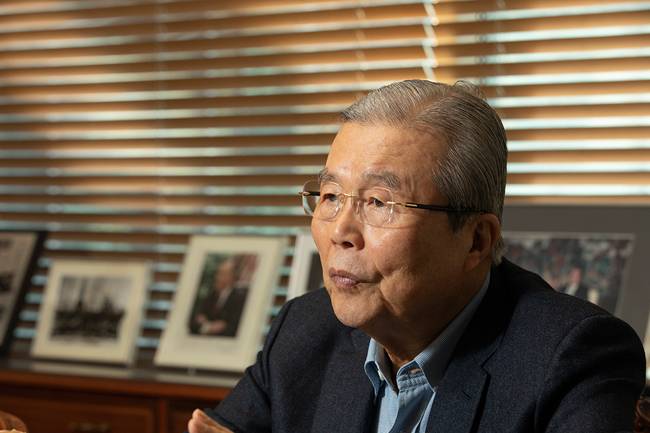 3월 14일 김종인 전 더불어민주당 비상대책위 대표가 서울 광화문 대한발전전략연구원에서 ‘신동아’와 인터뷰하고 있다. [조영철 기자]