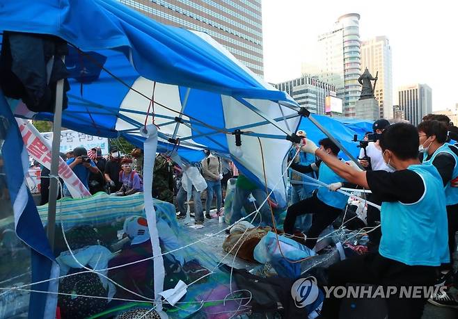 우리공화당 천막 제거 작업 [연합뉴스 자료사진]