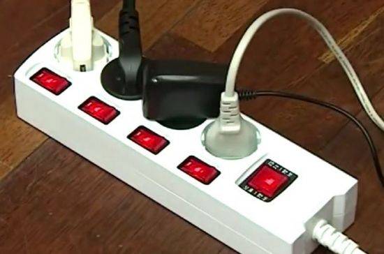 멀티탭은 허용용량(제한용량)이 정해져 있습니다. 허용용량의 80% 정도에 맞춰서 사용해야 합니다. [사진=유튜브 화면캡처]