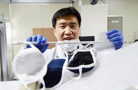 김일두 KAIST 신소재공학과 교수가 16일 오후 대전 카이스트 연구실에서 신종 코로나바이러스(코로나19) 확산으로 발생된 마스크 대란을 해소할 수 있는 나노섬유를 이용한 KF80~94 수준의 필터 효과를 갖는 나노 마스크를 개발, 본지와 인터뷰 뒤 마스크를 선보이고 있다. 프리랜서 김성태
