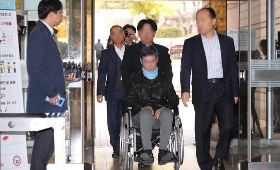 조 전 장관의 동생 조모(52)씨가 지난해 10월 31일 오전 영장실질심사를 받기 위해 서울 서초구 서울중앙지법에 들어서고 있다. 현재 조씨는 구속기소돼 재판을 받고있다. [연합뉴스]