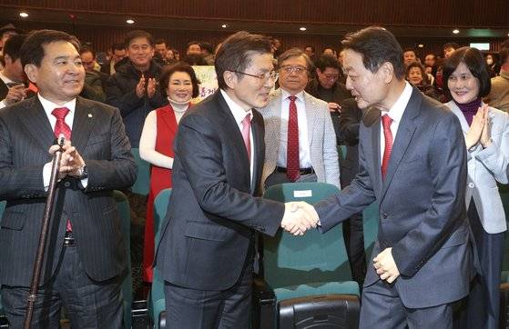 미래한국당 중앙당 창당대회가 5일 오후 서울 여의도 국회도서관에서 열렸다. 황교안 자유한국당 대표와 한선교 미래한국당 대표(왼쪽 두 번째부터)가 행사가 끝나 뒤 인사하고 있다. 왼쪽은 심재철 원내대표. 임현동 기자