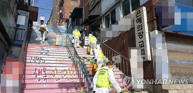 은혜의 강 교회 주변 소독하는 성남시 (성남=연합뉴스) 15일 경기 성남시가 신종 코로나바이러스 감염증(코로나19) 추가 확진자가 나온 수정구 양지동 은혜의 강 교회 주변을 소독하고 있다. [성남시 제공. 재판매 및 DB금지] young86@yna.co.kr