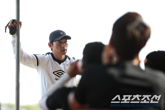 태국 치앙마이에서 진행된 팀 훈련 때 선수들에게 작전을 지시하는 김남일 감독. 사진제공=성남FC
