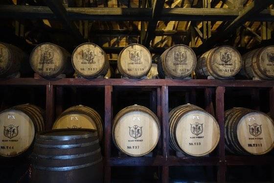 여러 가지 오크통에서 숙성중인 일본 츠누키 증류소 위스키. [사진 김대영]