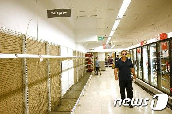 화장실 휴지가 모두 팔린 호주의 한 상점./사진=AFP=뉴스1