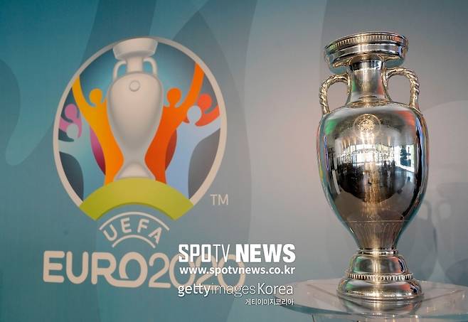 ▲ 유로2020 공식 엠블렘과 우승 트로피. 2021년에야 주인을 찾을 수 있게 됐다.