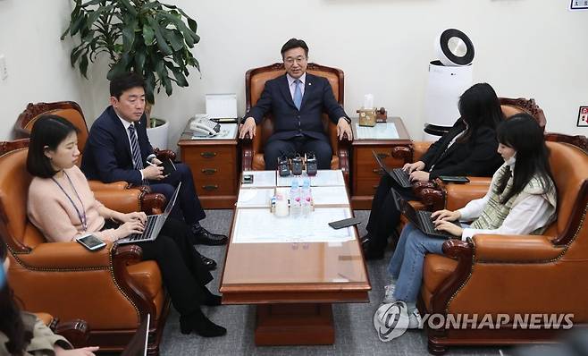 비례연합 플랫폼 관련 브리핑 하는 윤호중 사무총장 (서울=연합뉴스) 김인철 기자 = 더불어민주당 윤호중 사무총장이 17일 오후 국회 민주당 사무총장실에서 더불어민주당, 기본소득당, 시대전환, 가자평화당, 평화인권당 비례연합 플랫폼 '시민을 위하여' 참여 관련 브리핑을 하고 있다.yatoya@yna.co.kr