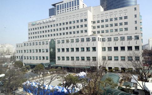 경기 성남시 분당제생병원. 병원 앞 주차장에는 텐트로 지은 선별진료소가 늘어서 있다. 사진=뉴시스