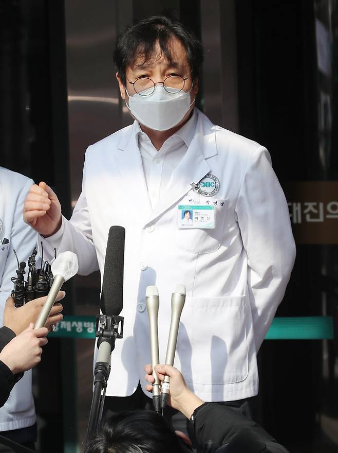 의료진과 환자, 보호자 등 9명이 코로나19 확진 판정을 받아 진료가 중단된 경기도 성남시 분당제생병원에서 지난 6일 오후 이영상 병원장이 브리핑을 하고 있다 (사진=연합뉴스)
