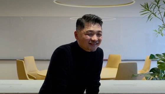 카카오는 18일 카카오톡 10주년을 맞아 김범수 카카오 의장이 직원들에게 보내는 메시지를 전달하는 영상을 공개했다. [사진 카카오]