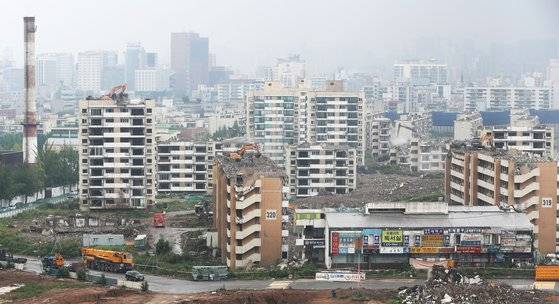 지난해 8월 철거가 한창인 서울 강동구 둔촌 아파트의 모습. ［연합뉴스］