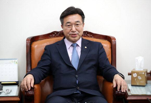 더불어민주당 윤호중 사무총장이 17일 오후 국회 민주당 사무총장실에서 더불어민주당, 기본소득당, 시대전환, 가자평화당, 평화인권당 비례연합 플랫폼 ‘시민을 위하여’ 참여 관련 브리핑을 하고 있다. 2020.3.17 연합뉴스