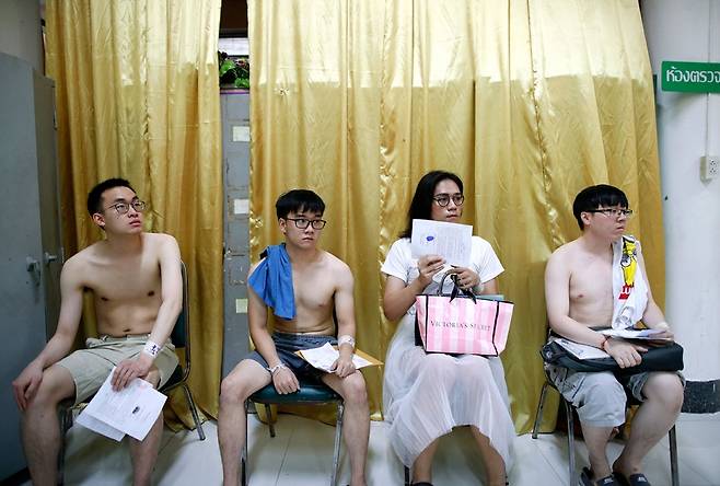 ⓒEPA타이 방콕에서 한 트랜스젠더(오른쪽에서 두 번째)가 징병 신체검사를 받기 위해 대기하고 있다.