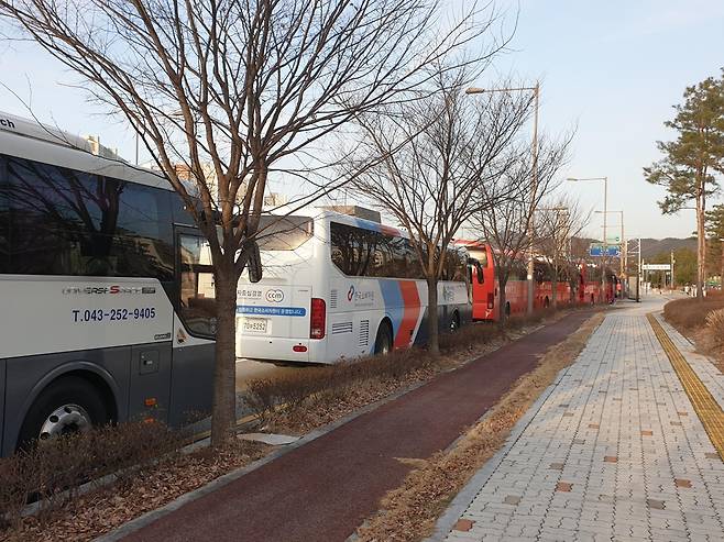충북혁신도시 공공기관 직원들을 출퇴근시키는 통근버스들 [진천군 제공. 재판매 및 DB 금지]