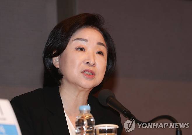 기조연설 하는 심상정 대표 (서울=연합뉴스) 정하종 기자 = 정의당 심상정 대표가 18일 오전 서울 중구 프레스센터에서 열린 관훈클럽 초청 토론회에서 기조연설을 하고 있다. chc@yna.co.kr