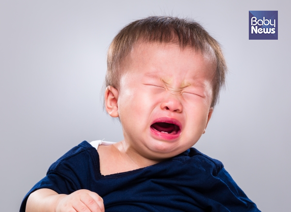 부모는 아이가 심술궂고 반발심이 많으며 떼를 쓸 때에는 '속상해', '화가 나', '무서워'와 같은 감정을 가지고 있거나 이 세 가지 감정이 뒤범벅이 된 상태에 있다는 것을 알아야 한다. ⓒ베이비뉴스