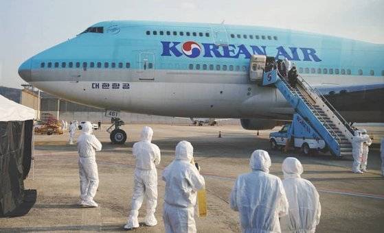 지난 1월 31일 오전 중국 후베이성 우한에서 정부 전세기를 타고 김포공항에 도착한 교민들이 비행기에서 내리고 있다. [연합뉴스]