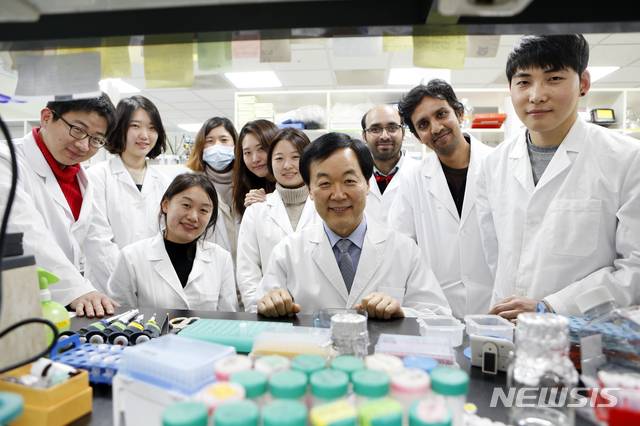 포항=뉴시스] 강진구 기자 = 포스텍(총장 김무환)은 생명과학과 장승기 교수, 권준영 박사, 나라얀(Narayan)박사 연구팀이 ㈜압타머사이언스와 함께 ‘분자집게(molecular capture)’의 일종인 압타머(핵산물질)를 이용해 15분 만에 바이러스 감염 여부를 판별할 수 있는 신속 진단법을 개발했다고 19일 밝혔다.사진은 장승기 교수 실험실.(사진=포스텍 제공) 2020.03.19.  photo@newsis.com