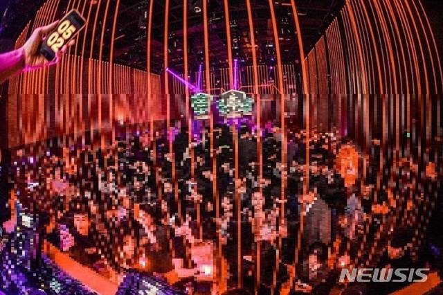 [서울=뉴시스] 28일 오전 기준 신종 코로나바이러스 감염증(코로나19) 국내 확진자가 2000명을 넘어선 가운데, 지난 주말 서울의 한 클럽에 수많은 인파가 몰려있다. 2020.02.28. (사진 = 온라인 커뮤니티 갈무리)
