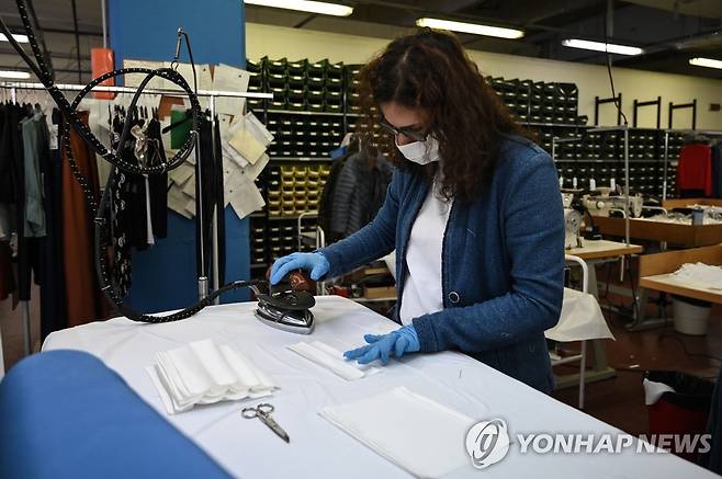 이탈리아의 마스크 생산공장 [AFP=연합뉴스]