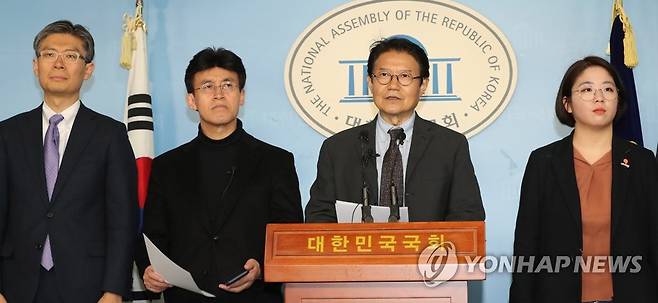 비례연합정당  당명은 '더불어시민당' 플랫폼정당 '시민을위하여' 우희종(오른쪽 두 번째), 최배근(오른쪽 세 번째) 공동대표 등 비례연합정당에 참여한 각당 대표들이 18일 오후 서울 여의도 국회 정론관에서 기자회견을 열고 비례연합정당의 출발을 알리고 있다. 이들은 비례연합정당  당명은 '더불어시민당'으로 결정됐다고 밝혔다. [연합뉴스 자료사진]