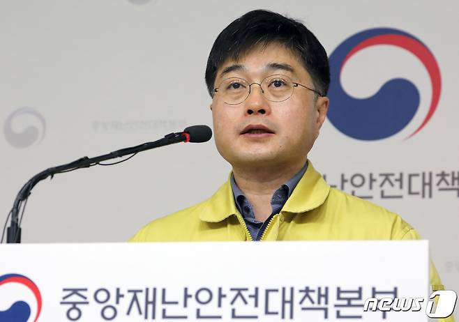 유럽 등에서 국내로 입국한 뒤 14일 이상 자가격리를 하는 장기체류 외국인은 한달 기준으로 45만원의 생활비를 지원받는다. 내국인과 달리 가구수에 따라 생활비를 차등 지급하지는 않는다./뉴스1 © News1 장수영 기자