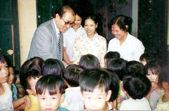 장요나 선교사가 1993년 베트남 하노이 아가페탁아소에서 아이들을 격려하고 있다.