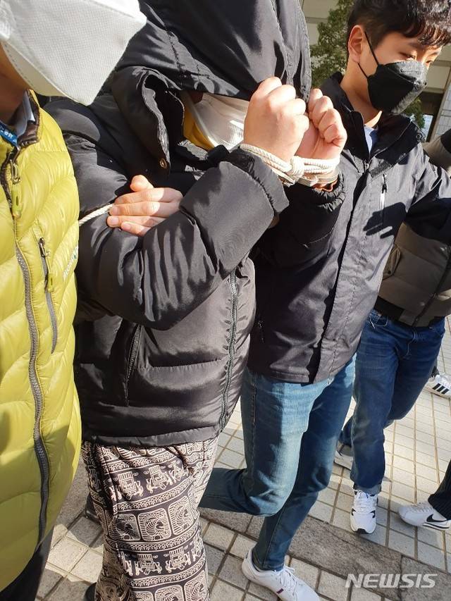 [서울=뉴시스] 정윤아기자= 성착취 텔레그램 대화방 '박사방'을 운영한 조모씨가 지난 19일 서울중앙지법 원정숙 영장전담 부장판사 심리로 열린 구속 전 피의자 심문(영장실질심사)을 받고 청사를 빠져나오고 있다. 2020.03.19.