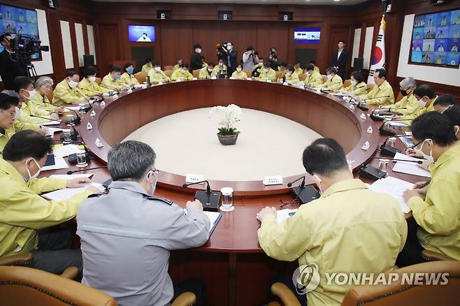 휴일에 열린 코로나19 중대본 회의 (서울=연합뉴스) 김승두 기자 = 정세균 국무총리가 21일 정부서울청사에서 열린 신종 코로나바이러스 감염증(코로나19) 대응 중앙재난안전대책본부 회의를 주재하고 있다. 2020.3.21 kimsdoo@yna.co.kr