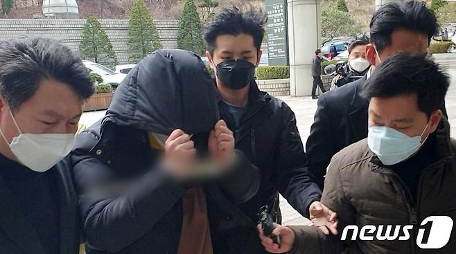 텔레그램에서 미성년자를 성적으로 착취하는 내용의 영상물을 공유하는 ‘n번방’ 사건의 핵심 피의자인 일명 ‘박사’로 지목되는 20대 남성 조모씨가 지난 19일 서울 서초구 서울중앙지법에서 구속 전 피의자심문에 출석하고 있다/뉴스1 © News1 이비슬 기자