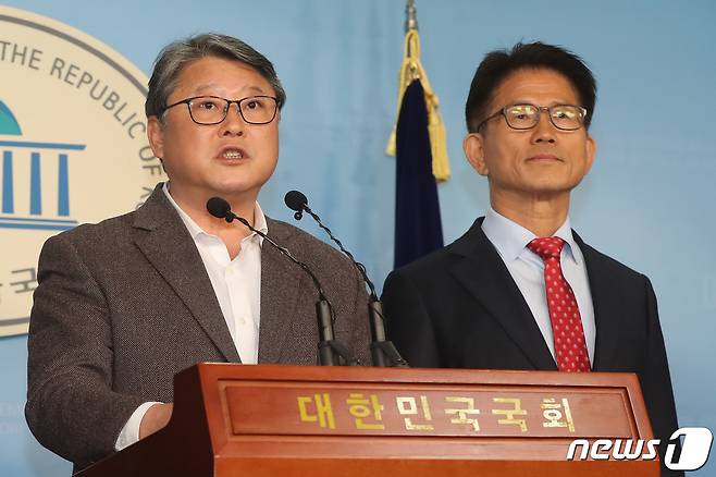 지난 4일 박근혜 전 대통령 옥중 메시지에 대해 의견을 밝히고 있는 조원진(왼쪽), 김문수 자유공화당 공동대표. 김 공동대표는  22일 "노선 차이로 탈당했다"며 앞으로 백의종군하겠다고 알렸다. © News1 임세영 기자