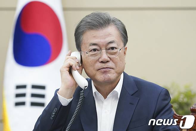 문재인 대통령이 지난 20일 오후 청와대 여민관에서 스테판 뢰벤 스웨덴 총리와 전화 통화하고 있는 모습. (청와대 제공) 2020.3.20/뉴스1