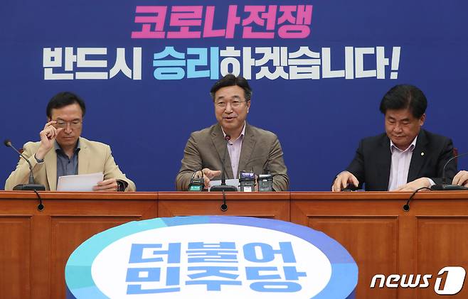 윤호중 더불어민주당 사무총장이 22일 오후 서울 여의도 국회에서 공천 결과를 밝히는 기자회견을 갖고 있다. 2020.03.22/뉴스1 © News1 박세연 기자