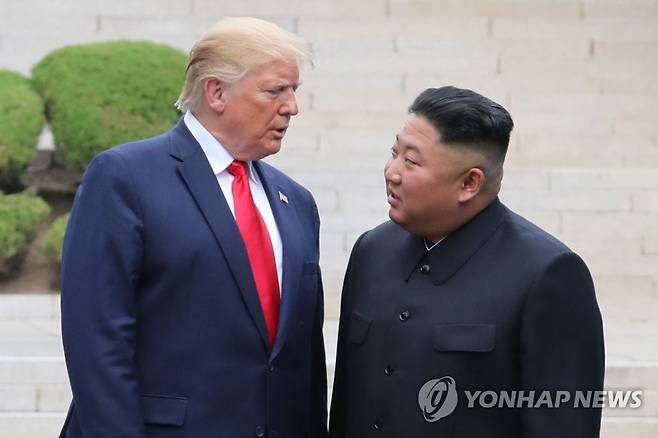 사진은 지난해 6월 판문점 군사분계선 북측 지역에서 만나 인사한 뒤 남측 지역으로 이동하는 트럼프 대통령(왼쪽)과 김정은 위원장. 2020.1.1 [연합뉴스 자료사진] photo@yna.co.kr