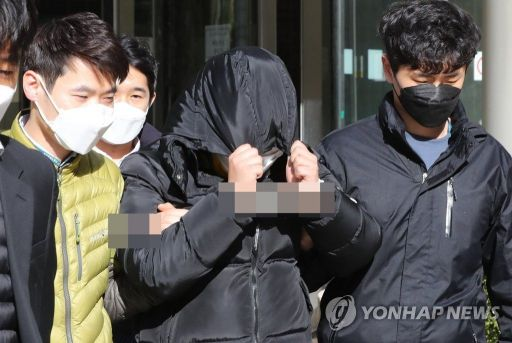 미성년자 등을 협박해 성 착취물을 찍게 하고 이를 모바일 메신저 텔레그램에서 유포한 혐의로 구속영장이 신청된 20대 남성 A씨가 19일 오후 서울 서초동 서울중앙지법에서 영장실질심사를 받은 뒤 법정에서 나오고 있다. A씨가 텔레그램에서 유료로 운영한 이른바 '박사방'이라는 음란 채널에는 미성년자 등 여러 여성을 상대로 한 성 착취 영상과 사진이 다수 올려졌다. [이미지출처=연합뉴스]