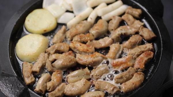 2018년 6월 걸그룹 마마무의 멤버 화사가 한 방송에 나와 '곱창 먹방'을 한 후 곱창은 품귀 현상을 빚을 정도로 큰 인기를 끌었다. 하지만 최근엔 외국산 곱창에 밀려 한우 곱창은 가격이 폭락하고 재고가 쌓이고 있다. 사진은 마켓컬리가 판매하는 호주산 곱창. /마켓컬리