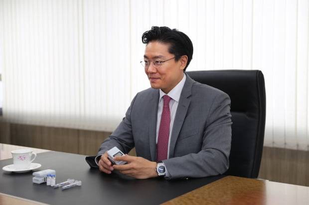 전인석 대표가 무채혈 혈당측정기를 시연 중이다.&nbsp;